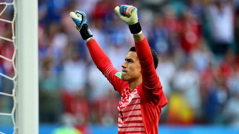 Paraguays Elfmeterheld verkaufte Trikot für seinen Sohn — Football Orlando Gill im Torwarttrikot Paraguays, der nach einem gehaltenen Elfmeter jubelt, im Hintergrund das Stadionpublikum. — latest news and analysis.
