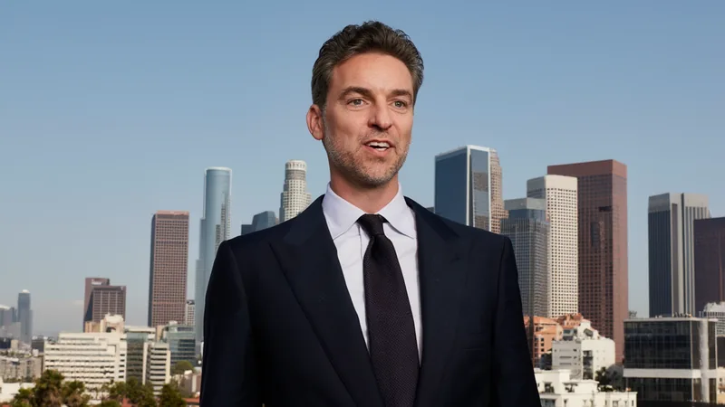 Pau Gasol über Spaniens WM-Viertelfinale gegen Belgien — Football Pau Gasol in einem eleganten Anzug lächelnd vor einem Mikrofon, im Hintergrund die spanische Flagge und ein Stadion mit Fans