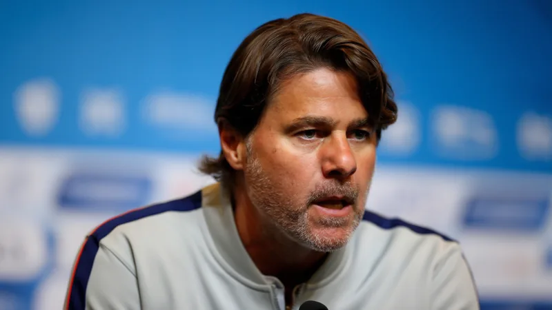 Mauricio Pochettino gestikuliert auf der Pressekonferenz, während im Hintergrund ein Bildschirm die umstrittene Szene mit Folarin Balogun zeigt.