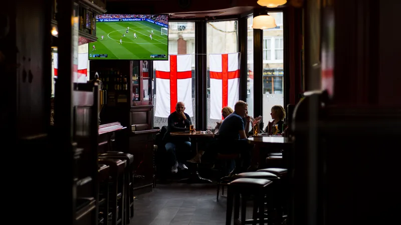 Ein Pub in Hereford mit geöffneter Tür und England-Fahnen, frühmorgendliche Atmosphäre vor dem Spiel — latest news and analysis.