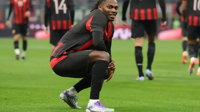 Rafa Leão im Trikot des AC Mailand beim Dribbling gegen einen Gegenspieler im San Siro Stadion — latest news and analysis.