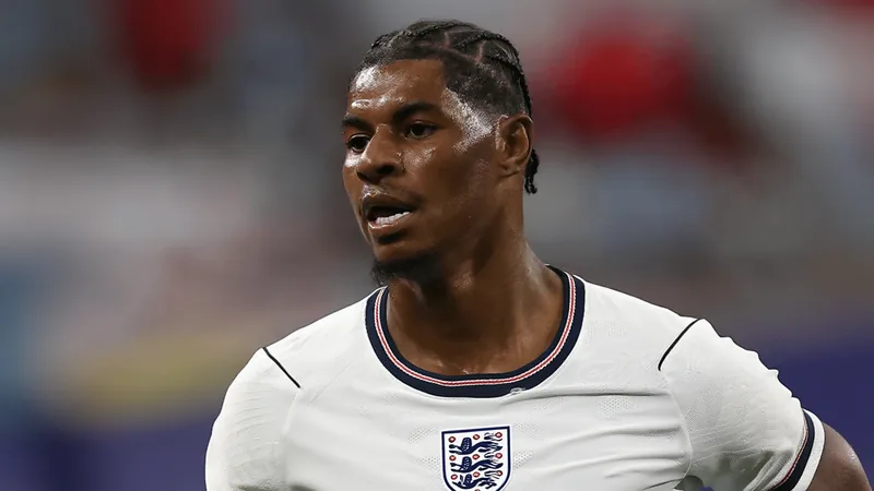 Rashford behält Startelf-Platz gegen DR Kongo — Football World Cup Marcus Rashford im englischen Trikot auf dem Spielfeld, im Hintergrund die Fahnen von England und der DR Kongo — latest news and analysis.