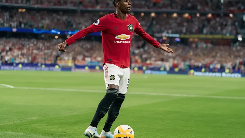 Rashford: Kein Wechsel in die Türkei, Rückkehr zu Man United geplant Marcus Rashford im Trikot von Manchester United beim Training, im Hintergrund das Old Trafford Stadion an einem sonnigen Tag