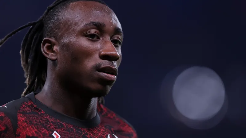 Real Madrid steigt in den Wettbewerb um Yan Diomande ein — Football Yan Diomande im Trikot von RB Leipzig beim Dribbling an einem Gegenspieler vorbei im ausverkauften Leipziger Stadion bei Flutlicht
