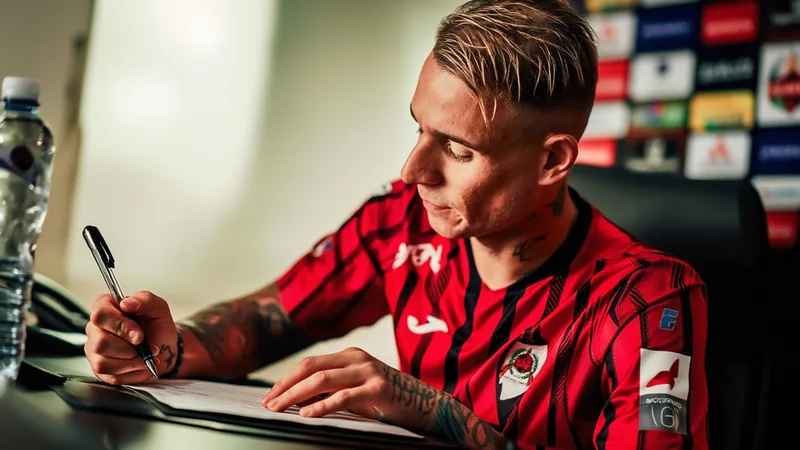 Roger Guedes im Trikot von Al Rayyan jubelt nach einem Tor im katarischen Stadion, mit Fans im Hintergrund und dem Vereinslogo auf der Brust