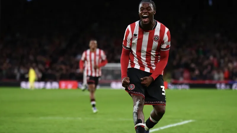 Femi Seriki im Trikot von Sheffield United während eines Spiels im Stadion, im Hintergrund die Tribüne mit Fans. — latest news and analysis.