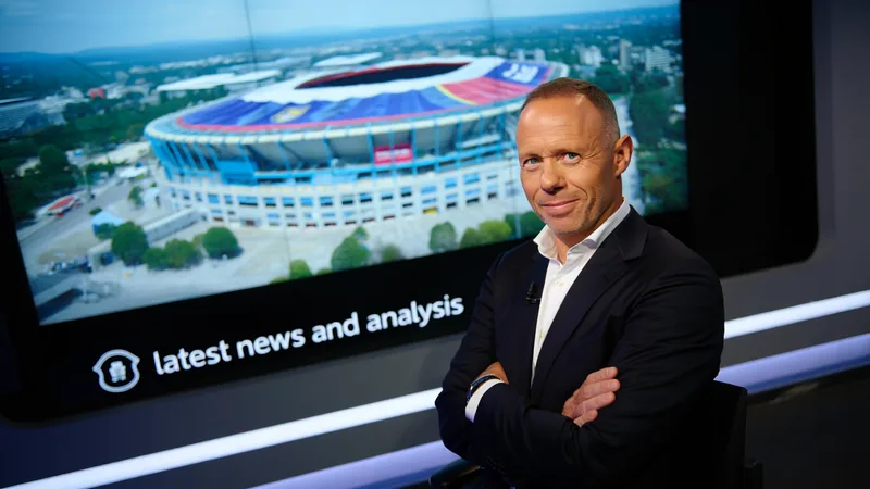 Shearer: England wird Mexiko und das Azteca nicht fürchten — Football Das Azteca-Stadion in Mexiko-Stadt bei Nacht, gefüllt mit jubelnden Fans in grün-weiß-roten Trikots, während die Flutlichter das Spielfeld erhellen