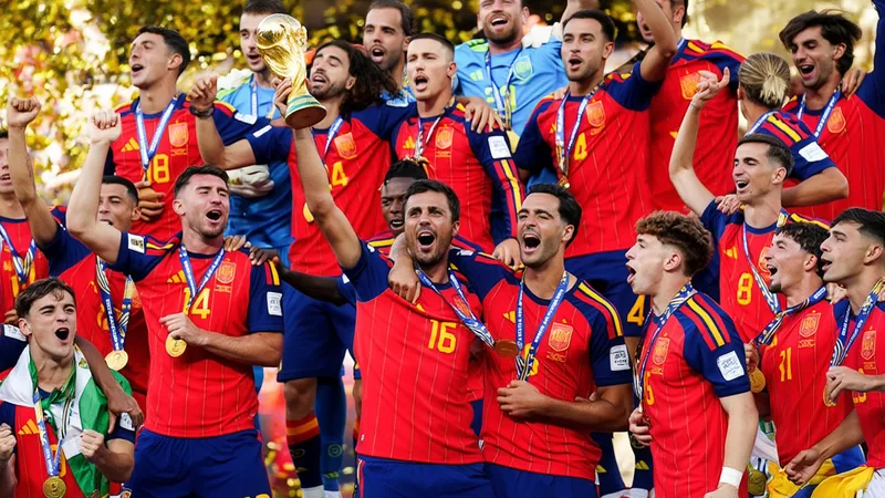 Spanische Nationalmannschaft jubelt mit der EM-Trophäe auf dem Rasen des Olympiastadions Berlin — latest news and analysis.