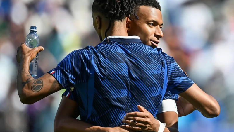 Fußballspieler in Aktion, der einen präzisen Pass zu einem Mitspieler spielt, im Hintergrund ein Stadion mit jubelnden Fans.