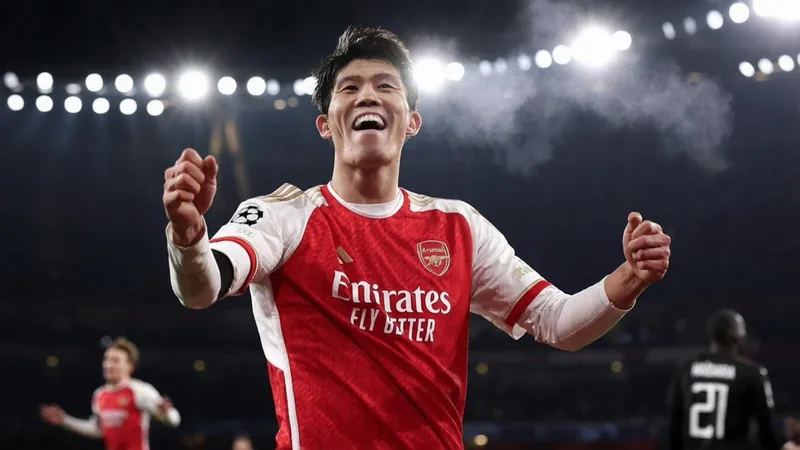 Takehiro Tomiyasu startet Probetraining bei Crystal Palace — Football Takehiro Tomiyasu im Training von Crystal Palace auf dem Trainingsgelände in London, mit Vereinswappen im Hintergrund — latest news and analysis.