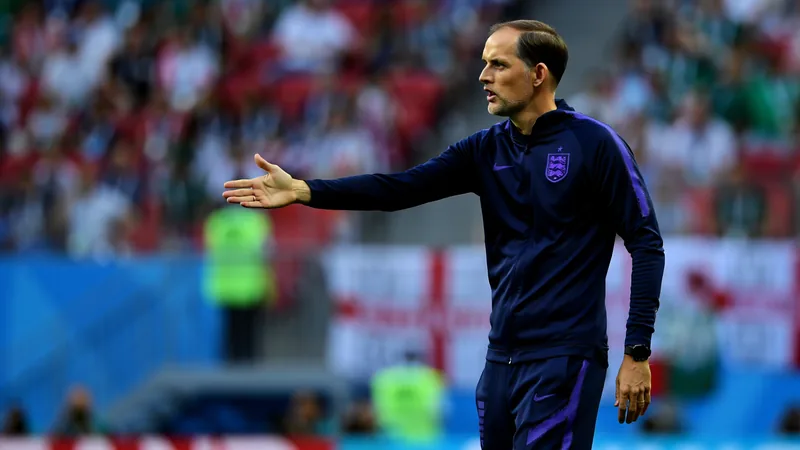 Tuchel: WM-Schiedsrichter sind einfach nicht gut genug — Football Thomas Tuchel gestikuliert an der Seitenlinie im Aztekenstadion von Mexiko-Stadt, während Schiedsrichter Alireza Faghani eine Entscheidung trifft.