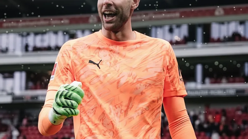 Peter Gulacsi im Torwarttrikot von RB Leipzig bei einem Bundesligaspiel, konzentriert den Ball fangend. — latest news and analysis.