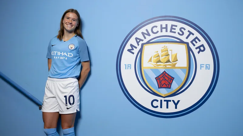 Vom Spielen mit Jungen zum WSL-Traum: Molly Stroud wechselt zu Man Eine junge Fußballspielerin mit Trikot von Manchester City auf einem Trainingsplatz, im Hintergrund das Etihad Stadium. — latest news and analysis.