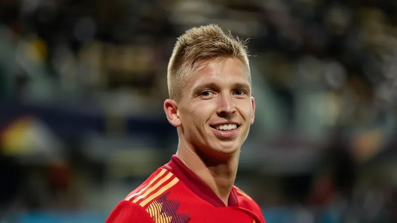 Dani Olmos Wechsel von La Masia zu Dinamo Zagreb machte ihn zum Star Dani Olmo im Dinamo Zagreb Trikot auf dem Spielfeld, jubelnd mit erhobenen Armen, im Hintergrund das Stadion Maksimir in Zagreb.
