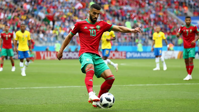 Warum Europas Topklubs um Marokkos Teenager-Sensation Bouaddi buhlen Ayyoub Bouaddi im marokkanischen Trikot beim WM-Spiel gegen Brasilien, mit Ball am Fuß im Mittelfeld, umringt von Gegenspielern.