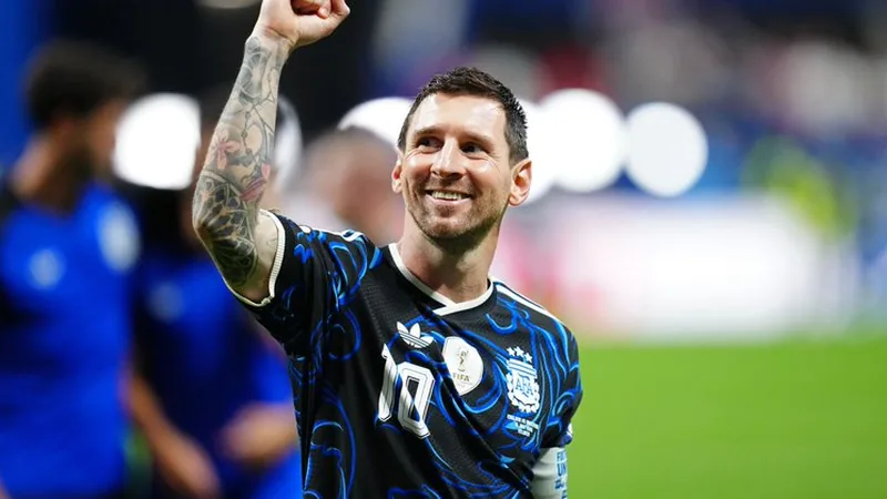 WM-Finale: Argentinien gegen Spanien – Duell der Gegensätze Lionel Messi im argentinischen Trikot jubelt im WM-Finale gegen Spanien, im Hintergrund die jubelnden Fans im Stadion. — latest news and analysis.