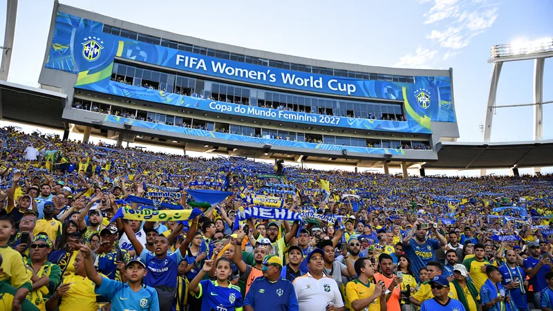 Frauen-WM 2027 in Brasilien: Alle Infos — Football World Cup News Das Maracanã-Stadion in Rio de Janeiro bei Nacht, beleuchtet für die Frauen-WM 2027, mit grünem Rasen und leeren Tribünen.