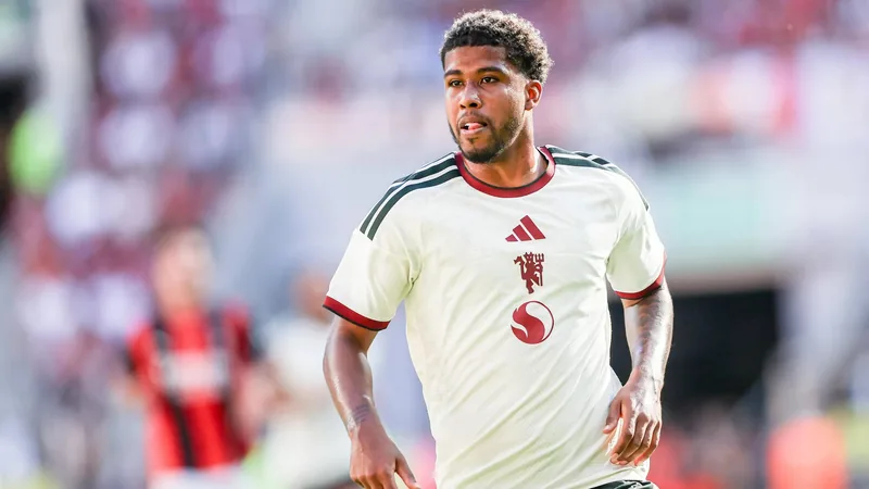 Andrey Santos: Casemiros Thronfolger — Football World Cup News Andrey Santos im Trikot von Manchester United, den Ball am Fuß, im Stadion bei Flutlicht, mit konzentriertem Blick und bereit zum Pass.