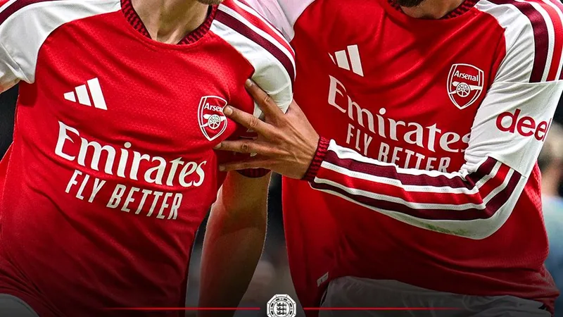 Arsenal gewinnt Community Shield gegen Man City — Football World Cup Arsenal-Spieler jubeln mit der Community-Shield-Trophäe im Wembley-Stadion, Konfetti fällt, Fans feiern im Hintergrund. — latest news and analysis.