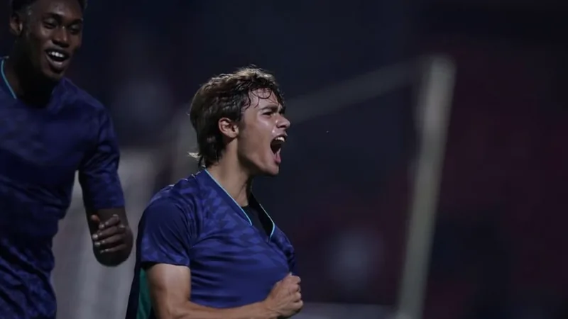 AS Rom bietet 25 Mio für Porto-Juwel Rodrigo Mora — Football World Rodrigo Mora im Trikot des FC Porto dribbelt mit dem Ball am Fuß im Estádio do Dragão in Porto. — latest news and analysis.