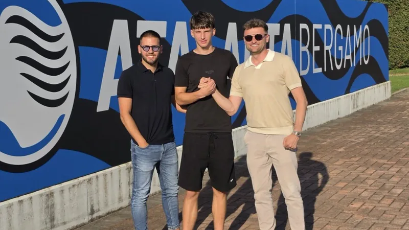 Atalanta verpflichtet Bartol Levacic — Football World Cup News Junger Fußballspieler in Atalanta-Trikot posiert auf dem Trainingsplatz in Bergamo, im Hintergrund das Stadion. — latest news and analysis.