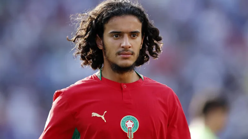Ayyoub Bouaddi im Trikot von Manchester City, lächelnd auf dem Trainingsplatz, im Hintergrund das Etihad-Stadion. — latest news and analysis.