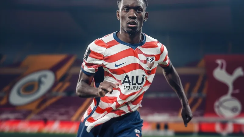 Folarin Balogun im Trikot des AS Monaco während eines Ligue-1-Spiels, im Hintergrund die Zuschauerränge des Stadions. — latest news and analysis.