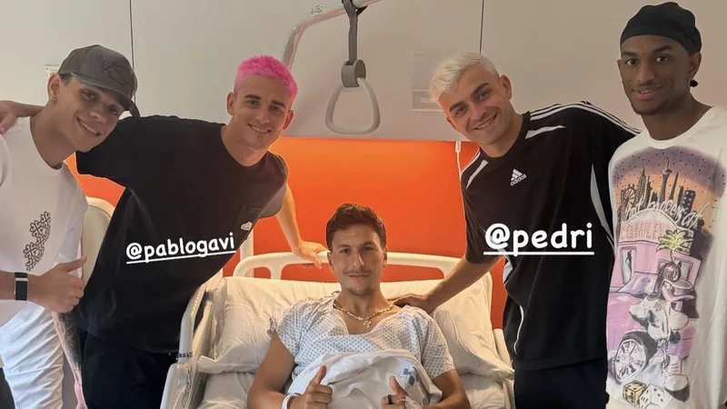 Barcelona-Stars besuchen Bardghji im Krankenhaus — Football World Cup Pedri, Gavi, Alejandro Balde und Hector Fort von Barcelona am Krankenbett von Roony Bardghji, der lächelnd im Bett liegt, im hellen Krankenhauszimmer.