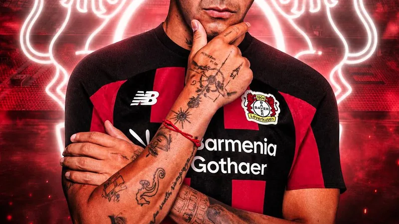 Bayer Leverkusen einigt sich mit Medina — Football World Cup News Facundo Medina im Trikot des RC Lens während eines Ligue-1-Spiels, im Hintergrund die Stadionatmosphäre mit Fans. — latest news and analysis.