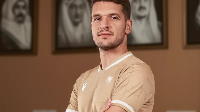 Berat Djimsiti wechselt zu Al Diriyah — Football World Cup News Berat Djimsiti im Trikot von Atalanta, der den Ball kontrolliert, im Hintergrund das Stadion von Bergamo. — latest news and analysis.