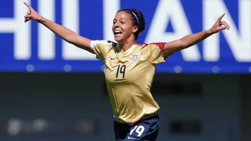 Sydney Leroux im US-Trikot jubelt nach einem Tor, im Hintergrund das Stadion bei der U-20-Frauen-Weltmeisterschaft 2008 in Chile.