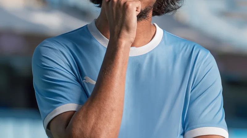 Bouaddi vor Wechsel zu Manchester City — Football World Cup News Ayyoub Bouaddi im Trikot des OSC Lille während eines Ligue-1-Spiels, im Hintergrund das Stadion und Fans. — latest news and analysis.