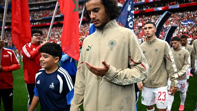 Bouaddi vor Wechsel zu Man City — Football World Cup News Ayyoub Bouaddi im Trikot von Lille OSC während eines Ligue-1-Spiels, im Hintergrund das Stadionlicht, konzentrierter Blick, Ball am Fuß.
