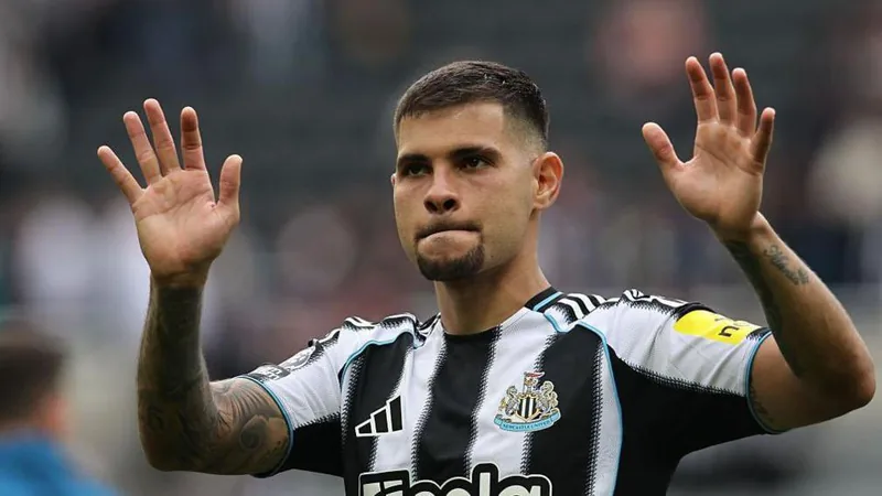 Bruno Guimarães im schwarz-weißen Newcastle-Trikot winkt den Fans im St. James' Park zum Abschied zu. — latest news and analysis.