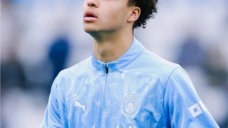 Burnley leiht Max Alleyne von Man City aus — Football World Cup News Max Alleyne im Trikot von Manchester City bei einem Jugendspiel, im Hintergrund das Stadion der Clarets in Burnley. — latest news and analysis.