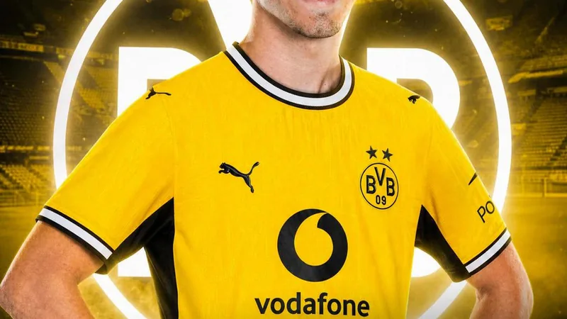 BVB einigt sich mit PAOK: Kōnstantelias-Wechsel perfekt — Football Giannīs Kōnstantelias im Trikot von PAOK Saloniki, den Ball am Fuß, im Stadion während eines Spiels, mit Fans im Hintergrund.