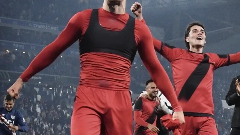 Chelsea erhöht Angebot für Pep Chavarría — Football World Cup News Pep Chavarría im Trikot von Rayo Vallecano während eines La-Liga-Spiels, mit dem Ball am Fuß und Gegnern im Hintergrund.