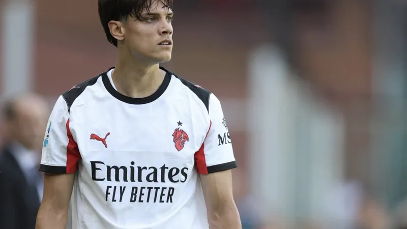 Como und AC Mailand verhandeln über Samuele Ricci — Football World Samuele Ricci im Trikot des FC Turin während eines Serie-A-Spiels, im Hintergrund die Stadionkulisse, mit konzentriertem Blick auf den Ball.