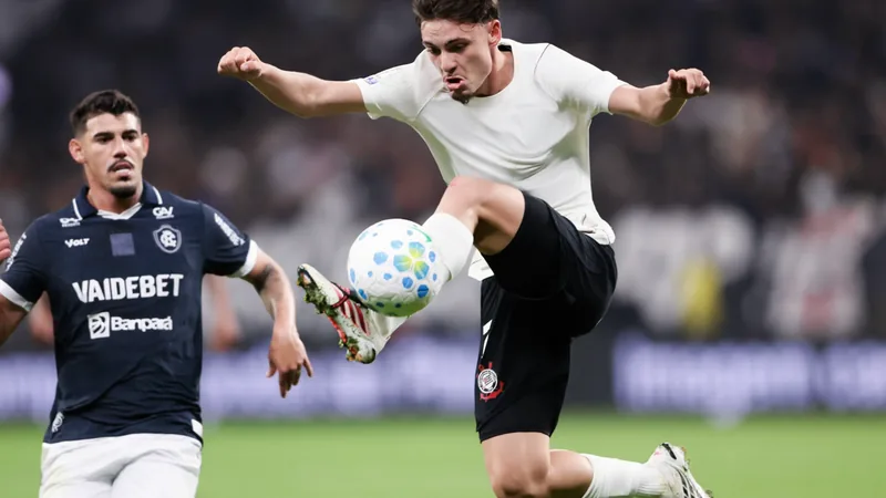 Bidon träumt vom Brasilien-Debüt — Football World Cup News Junger brasilianischer Fußballspieler Breno Bidon im Corinthians-Trikot dribbelt mit dem Ball auf dem Rasen im Stadion, im Hintergrund die Tribüne