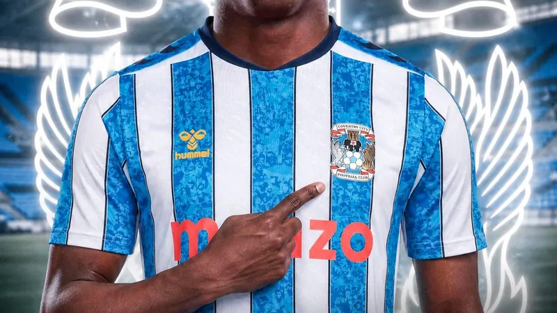 Coventry City einigt sich mit Nottingham Forest über Awoniyi Taiwo Awoniyi im Trikot von Nottingham Forest, der den Ball kontrolliert, im Hintergrund das Stadion von Coventry City. — latest news and analysis.