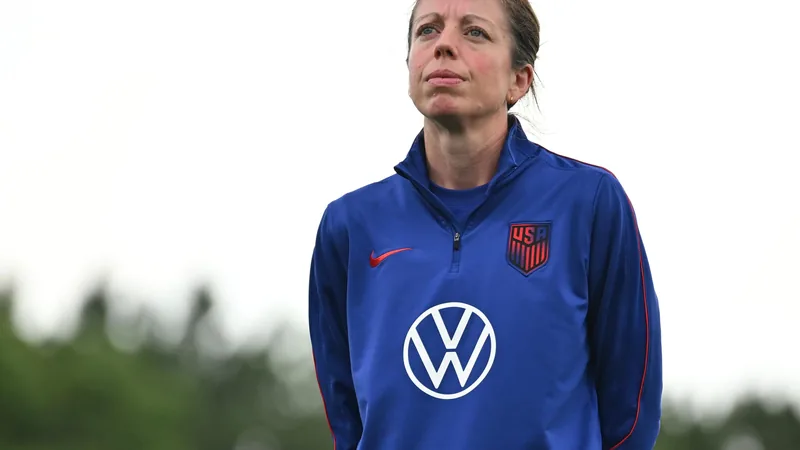 Crinion über USAs WM-Hoffnungen 2026 — Football World Cup News Ciara Crinion, Trainerin der US-amerikanischen U-17-Frauen-Nationalmannschaft, steht am Spielfeldrand und beobachtet das Training ihrer Spielerinnen.