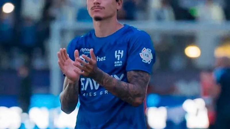 Darwin Nunez wechselt auf Leihbasis zu Al Diriyah — Football World Darwin Nunez im Trikot von Al Hilal, den Ball am Fuß, im Stadion von Al Diriyah, mit jubelnden Fans im Hintergrund. — latest news and analysis.