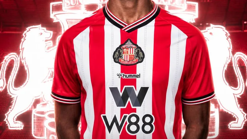 Dayann Méthalie wechselt zu Sunderland — Football World Cup News Dayann Méthalie im Trikot von Toulouse FC, linksverteidiger, läuft auf dem Rasen, im Hintergrund das Stadion, während er den Ball führt.