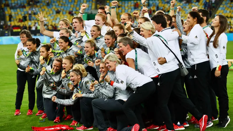 Deutsche Fußballspielerinnen jubeln im Maracanã-Stadion in Rio de Janeiro mit der Goldmedaille, während Konfetti auf sie herabregnet.