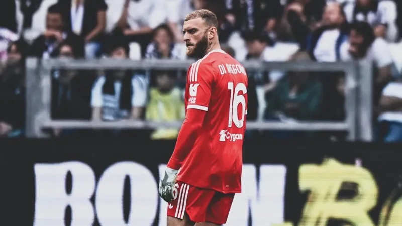 Di Gregorio vor Juventus-Abschied: Marseille interessiert — Football Michele Di Gregorio im Juventus-Trikot während eines Spiels, im Hintergrund das Stadion von Juventus Turin bei Flutlicht.