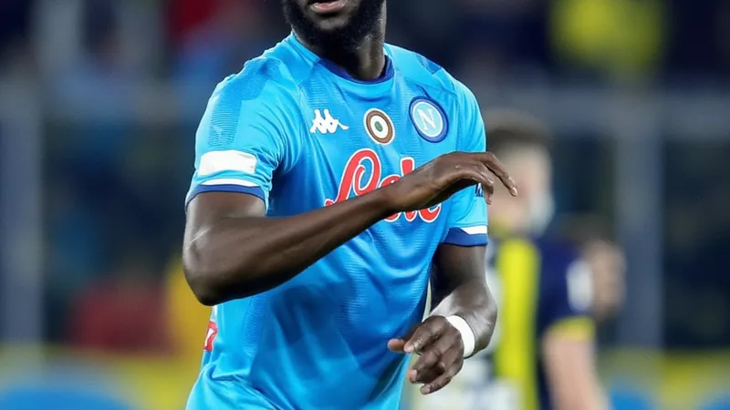 Romelu Lukaku im Trikot der belgischen Nationalmannschaft während eines Länderspiels, im Hintergrund das Stadion von Fenerbahçe in Istanbul.