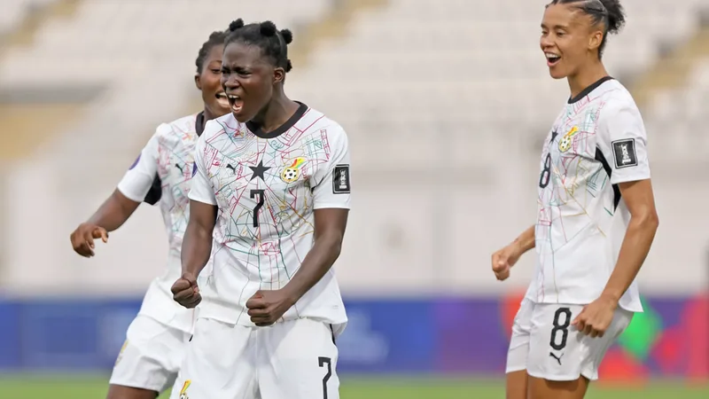 Ghana erreicht Play-off der Frauen-WM 2027 — Football World Cup News Ghanas Spielerinnen jubeln nach dem 2:1-Sieg gegen die Elfenbeinküste im Play-off-Qualifikationsspiel in Casablanca, mit dem Stadion im Hintergrund.