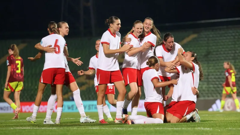 U-20-Frauen-WM 2026: Gruppe A im Fokus — Football World Cup News Stadion in Polen bei Nacht mit Flutlicht, auf dem Spielfeld junge Fußballspielerinnen in den Trikots von Polen und Argentinien, im Hintergrund die