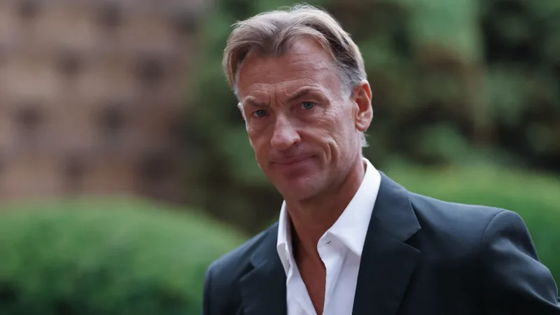 Hervé Renard kehrt als Trainer der Elfenbeinküste zurück — Football Hervé Renard, Trainer der Elfenbeinküste, steht am Spielfeldrand und beobachtet das Spiel seiner Mannschaft. — latest news and analysis.