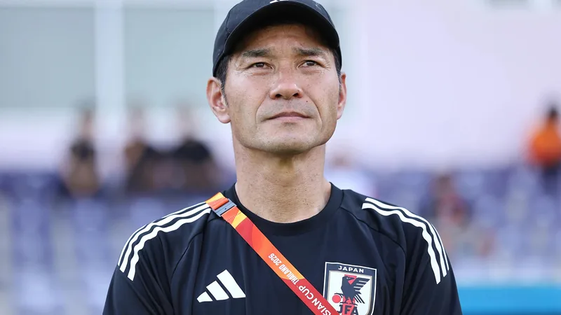 Japanische U-20-Fußballspielerinnen in Aktion bei einem Spiel, mit Trainer Akira Ijiri an der Seitenlinie, im Stadion während der Weltmeisterschaft.